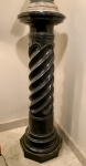 BASE EM MÁRMORE ITALIANO COM CORPO "SPIRALE", BASE OCTAGONAL SOLTA COM REBAIXO PARA ENCAIXE DO CORPO DA COLUNA; PLATÔ REDONDO SOBREPOSTO. ALGUMAS MARCAS. PEQUENAS PERDAS. ALTURA; 110 CM.