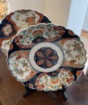 ARTE ORIENTAL - ANTIGO PAR DE MEDALHÕES EM PASTA DURA, BORDAS ONDULADAS E FUNDO CANELADO.  PADRÃO IMARI. MEDIDAS; 28.