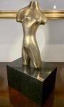 BRONZE - BRUNO GIORGI / DORSO DE MULHER. ASSINADO NO BRONZE COM PRESENÇA DE PLACA ASSINADA NA BASE DE GRANITO NEGRO. MEDIDAS: 39 CM DE ALTURA. BASE COM 11,7 DE ALTURA, 19,5 DE LARGURA X 13 CM DE PROFUNDIDADE.