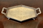 PRATA DE LEI - ANTIGA SALVA EM PRATA 833, HEXAGONAL, MARCA DO PRATEIRO, "ALVES PORTO". MEDIDAS; 30 CM DE ALÇA A ALÇA. 17 CM DE LARGURA E 06 CM DE ALTURA. PESO; 410 GRAMAS. 410 GRAMAS.