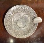 PRATA DE LEI - ANTIGO CINZEIRO EM PRATA BRASILEIRA CONFECCIONADO A PARTIR DE MOEDA DE 2000 RÉIS 1908, DESGASTES NO RELEVO. MEDIDAS; DIÂMETRO 11 CM X 03 CM DE ALTURA. 100 GRAMAS.