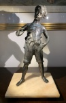 ESCULTURA ANTIGA EM METAL PATINADO REPRESENTANDO MENINO, SOBRE BASE DE ALABASTRO.  MEDIDAS; 39 CM DE ALTURA (SÓ A FIGURA). ALTURA TOTAL COM A BASE; 43 CM.