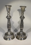 PRATA DE LEI - PAR DE CASTIÇAIS PRATA DE LEI, POSSIVELMENTE BRASILEIRA, TEOR800 NO TESTE DO TOQUE. MARCAÇÃO NÃO ENCONTRADA. MEDIDA 24 CM DE ALTURA. PESO BRUTO; 765 GRAMAS. ENCHIMENTO COM BREU, OU MATERIAL NÃO DEFINIDO.