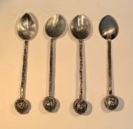 PRATA - QUATRO PEQUENAS COLHERES PARA CAFÉ EM PRATA 800. MEDIDA: 6,4 CM.