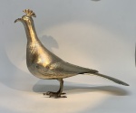 METAL PRATEADO / PRATA BAIXA (400). FIGURA REPRESENTANDO PAVÁO. OLHOS DE VIDRO, BICO ARTICULADO. MARCA NÃO IDENTIFICADA NA CAUDA. MEDIDAS; 33 X 22.