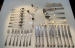 PRATA PORTUGUESA  PARTE DE FAQUEIRO EM PRATA PORTUGUESA MARCADA P COROADO. CONTENDO 45 PEÇAS, A SABER; 11 FACAS; 08 GARFOS; 07 COLHERES PARA SOPA; 12 COLHERES PARA CHÁ; 1 COLHER PARA AÇUCAREIRO; 01 CONCHA; 01 COLHER GRANDE; 01 ESPÁTULA GRANDE; FACA E GARFO PARA ASSADOS. TODAS AS L ÂMINAS DE FACA MARCADAS; "VIUVA MOREIRA E FILHO  PORTO"; UM GARFO PARA SERVIR SALADA, PEGADOR EM PRATA E DENTES EM MARFIM (SOLTO DO PEGADOR). PESO BRUTO DE TODO O CONJUNTO DE 45 PEÇAS: 2.835 QUILOS. PESO