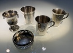 METAL PRATEADO  LOTE COMPOSTO POR CINCO ITENS EM METAL PRATEADO, ASABER; DUAS PEQUENAS CANECAS EM METAL PRATEADO, MARCADA "W" E "W90" NO FUNDO,UMA MINI ÂNFORA EM METAL PRATEADO, UM COPO EM METAL PRATEADO MARCADO"FRACALANZA" NO FUNDO E OUTRO ITEM. MEDIDA DA MAIOR PEÇA. 08 CM.