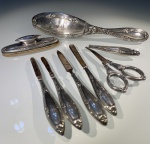 PRATA  ITENS DE TOUCADOR. CONJUNTO COMPOSTO POR 8 PEÇAS, A SABER; 1 PEQUENA ESCOVA DE CABELO; PINÇAS, ESCOVINHA PARA SOBRANCELHA(QUEBRADA) E ITENS PARA FAZER MANICURE MEDIDA DA ESCOVA DE CABELO: 17,5 CM.