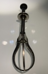 METAL PRATEADO  PEGADOR DE GELO PARA UISQUE, MARCADO SIAM. MEDIDA:13 CM.