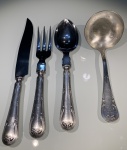 METAL PRATEADO  LOTE COMPOSTO POR 4 PEÇAS PARA SERVIR; 01 CONCHA PARA SERVIR, 01 FACA (LÂMINA INOXIDÁVEL FRACALANZA); 01 GARFO PARA ASSADOSE 01 COLHER PARA SERVIR. MEDIDAS: MAIOR PEÇA, 27 CM E MENOR,19 CM.
