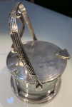 METAL PRATEADO / PRATA  QUEIJEIRA EM PRATA WOLFF, MARCADA, TAMPAARTICULÁVEL, DECORADA COM MOTIVOS FLORAIS, RECIPIENTE EM CRISTAL COM LAPIDAÇÃOLATERAL EM RAMOS DE FOLHAS E LAPIDAÇÃO NO FUNDO COM ESTRELA.