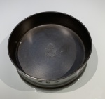 ESTANHO  SUPORTE PARA APOIAR GARRAFA DE VINHO A MESA - MARCADA JOHNSOMMERS  BRAZIL. MEDINDO 9CM. DE DIÂMETRO.