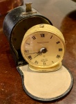 RELÓGIO - JAEGER LE COULTRE - ANTIGO RELÓGIO SUIÇO EM BRONZE COM VERMEI. FUNÇÃO "DESPERTADOR" PARA 08 DIAS. CAIXA ORIGINAL EM COURO RÍGIDO. FUNCIONANDO. MEDIDAS; 05 X 4,5.