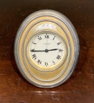 RELÓGIO - CARTIER PARIS / FRANCE. RELÓGIO FRANCÊS DE CABECEIRA MODELO "ROMANE" 7511. CAIXA OVAL COM ESTRUTURA EM METAL, VESTÍGIOS DE VERMEIL (DESGASTADO) MOVIMENTO A CORDA COM FUNÇÃO ALARME. MAQUINA APARENTEMENTE TRANCADA. REGISTRO DE ÚLTIMA REVISÃO EM 29/11/2017. NECESSITA REVISÃO. MEDIDAS. 10,2 X 8,2.