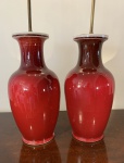 ARTE ORIENTAL - PAR DE VASOS EM, PORCELANA CHINESA, PADRÃO "SANGUE DE BOI", COM APROVEITAMENTO PARA ABAT-JOUR. UMA DAS PEÇAS COM SINAIS DE RESTAURAÇÃO NA ÁREA DO GARGALO E PRESENÇA DE APLICAÇÃO DE SPRAY VERNIZ. AMBAS MARCADAS COM IDEOGRAMAS EM AZUK NO FUNDO. MEDIDAS: VASOS, 37 CM DE ALTURA. HASTE DE MONTAGEM DO ABAT-JOUR; 79.