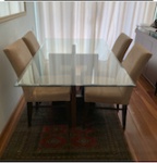 MOBILIÁRIO - MESA JANTAR PARA SEIS LUGARES. BASE ÚNICA E CENTRAL EM MADEIRA  COM TAMPO DE VIDRO. RETIRADA NA AV. COPACABANA 218. MEDIDAS: TAMPO, 180 X 100. ALTURA 76 CM. ESPESSURA DO TAMPO. 1,2 CM.