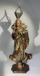 ARTE SACRA  IMAGINARIA BRASILEIRA SÉcULO XIX. REPRESENTANDO NOSSA SENHORA DA CONCEIÇÃO. PRESENÇADE "RESTAURO" NA DOURAÇÃO E POLICROMIA. RESTAURO ANTIGO. FALTAS E PERDAS NA COROA. ALTURA TOTAL COM A COROA: 35 CM.