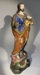 ARTE SACRA - IMAGINÁRIA CONFECCIONADA EM ESTUQUE REPRESENTANDO SÃO JOSÉ COM CESTO DE POMBOS, PERDAS E FALTAS. ALTURA 31CM.