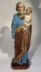 ARTE SACRA  IMAGINÁRIA EM MADEIRA REPRESENTANDO SÃO JOSÉ COM MENINO DEUS AO COLO SEGURANDO O MUNDO. FALTAS E PERDAS. MARCAS DO TEMPO. SÉCULO XX. 16CM DE ALTURA.