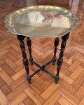 MESA DE APOIO TURCA COM BANDEJA EM METAL AMARELO MARTELADO. MEDIDAS; 45 CM DE DIÂMETRO POR 59 CM DE ALTURA.