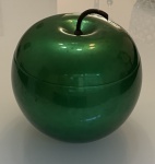 ANOS 50 - GELEIRA EM METAL FORMATO E COR "MAÇA VERDE". RECIPIENTE INTERNO EM VIDRO LEITOSO (PRESENÇA DE TRINCADO) E LÃ DE VIDRO TÉRMICA.. MARCAS DE USO (ARRANHADOS DE SUPERFÍCIE).