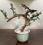 ARTE ORIENTAL - VASO EM PORCELANA CELADON COM MONTAGEM DE CEREJEIRA MINIATURIZADA EXECUTADA EM RESINA E VIDRO. FOLHAS E PÉTALAS SOLTAS PARA REPOSIÇÃO. MEDIDAS. EXTENSÃO DOS RAMOS 23 CM. ALTURA DO CONJUNTO, 23 CM.