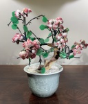 ARTE ORIENTAL - VASO EM PORCELANA CELADON COM MONTAGEM DE CEREJEIRA MINIATURIZADA EXECUTADA EM RESINA E VIDRO. FOLHAS E PÉTALAS SOLTAS PARA REPOSIÇÃO. MEDIDAS. EXTENSÃO DOS RAMOS 19 CM. ALTURA DO CONJUNTO, 20 CM.