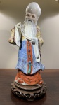 ARTE ORIENTAL - FIGURA DE SÁBIO CONFECCIONADA EM CERÂMICA COM POLICROMIA. COLAGEM AMADORA NO PERGAMINHO. PEANHA ABAPTADA EM COM FALTAS. MARCADO CHINA NO FUNDO. MEDIDA DA PEÇA;. 29,5