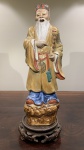 ARTE ORIENTAL - FIGURA DE MONGE E SEUS ATRIBUTOS CONFECCIONADO EM CERÂMICA ESMALTADA.. MARCAÇÃO EM MANDARIM MODERNO NO FUNDO. NÃO ACOMPANHA PEANHA. MEDIDA. 23 CM DE ALTURA.