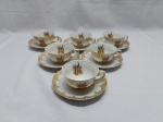 Jogo de 6 xícaras de chá em porcelana Real com estampa de pavão e detalhes ouro. Uma delas com leve bicado.