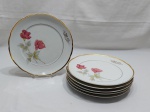 Jogo de 6 pratos rasos em porcelana Real flor rosa, friso ouro, gravado "M.P.". Medindo 24cm de diâmetro.