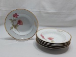 Jogo de 6 pratos fundos em porcelana Real flor rosa, friso ouro, gravado "M.P.". Medindo 24cm de diâmetro.
