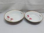 Jogo de 2 travessas redondas fundas em porcelana Real flor rosa, friso ouro, gravado "M.P.". Medindo a maior 27cm de diâmetro x 6,5cm de altura.