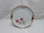 Prato de servir bolo em porcelana Real flor rosa, friso ouro, gravado "M.P.". Medindo 27,5cm de diâmetro.