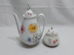 Jogo de bule de café e açucareiro em porcelana Real floral com friso ouro. Medindo o bule 18,5cm de altura. Açucareiro com leve bicado na pega da tampa.