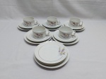 Jogo de 5 xícaras de chá com 7 pires e 6 pratos de bolo em porcelana Renner, friso ouro.