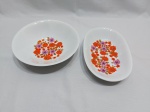 Jogo de 2 travessas em porcelana Renner Medaillon flor laranja. Medindo a redonda 21cm de diâmetro x 6cm de altura.