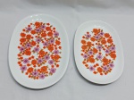Jogo de 2 travessas ovais em porcelana Renner Medaillon flor laranja. Medindo a maior 34cm x 23cm.