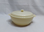 Sopeira com 2 alças e tampa em vidro Colorex. Medindo 22,5cm de diâmetro x 8cm de altura.