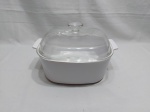 Travessa quadrada com 2 alças e tampa 5 Litros em vidro Corning. Medindo 26cm x 26cm x 10,5cm de altura.
