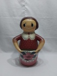 Suporte para talher de servir na forma de cozinheira em porcelana com policromia. Medindo 35cm de altura.
