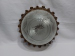 Luminária de teto em bronze trabalhado com relevos e cúpula em cristal fosco lapidado. Medindo o lustre 30cm de diâmetro.