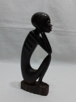 Escultura africana de pensador em madeira de jacarandá. Medindo 21cm de altura.