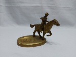 Cinzeiro em bronze com escultura cowboy. Medindo 12cm x 9cm x 12cm de altura.