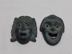Par de máscaras Gregas decorativas para pendurar em cerâmica na cor preta. Medindo 10cm x 7,5cm.