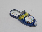 Floreira na forma de sapato em porcelana trabalhada com relevos, floral azul com ouro. Medindo 19,5cm x 7,5cm.
