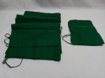 Jogo com 12 organizadores para faqueiros em feltro verde.