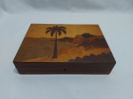 Linda caixa retangular em madeira marchetada pedra da Gávea. Medindo 25cm x 18cm x 5,5cm de altura.