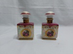 Par de perfumeiros em porcelana com cena galante, furtacor, floral. Medindo 13cm de altura x 8cm de largura.