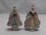 Par de esculturas em porcelana Renner, ricamente trabalhada. Medindo 10cm de altura.
